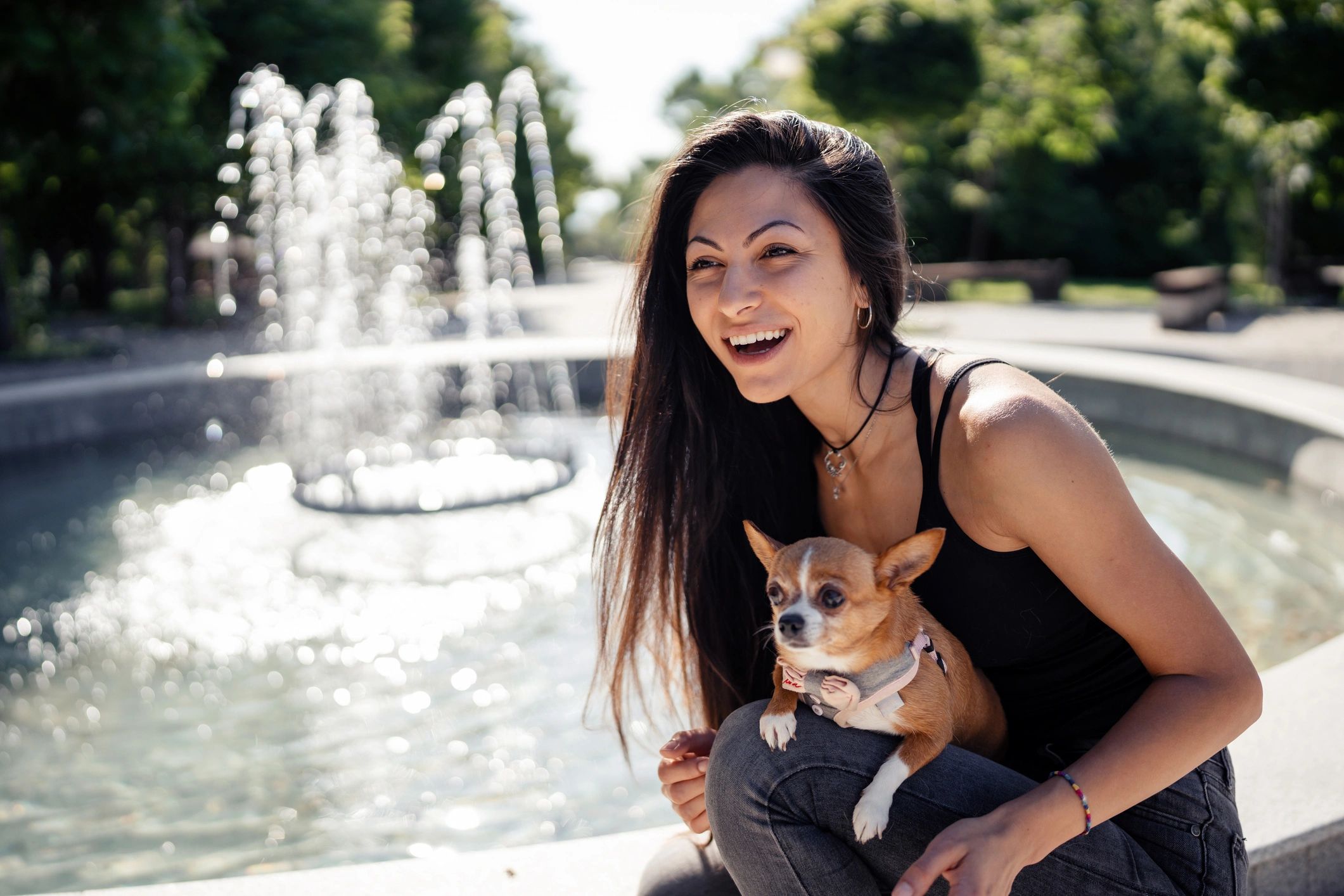 Mujer disfrutando de un momento con su perro en un parque