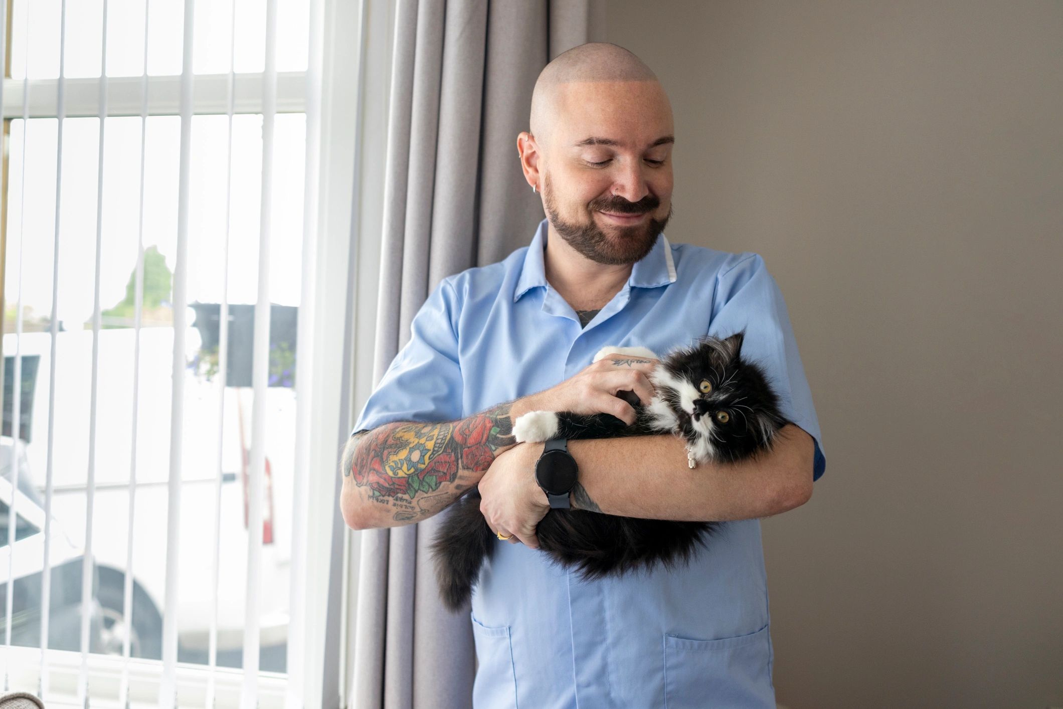 Retrato de una clienta sosteniendo a su gato en casa