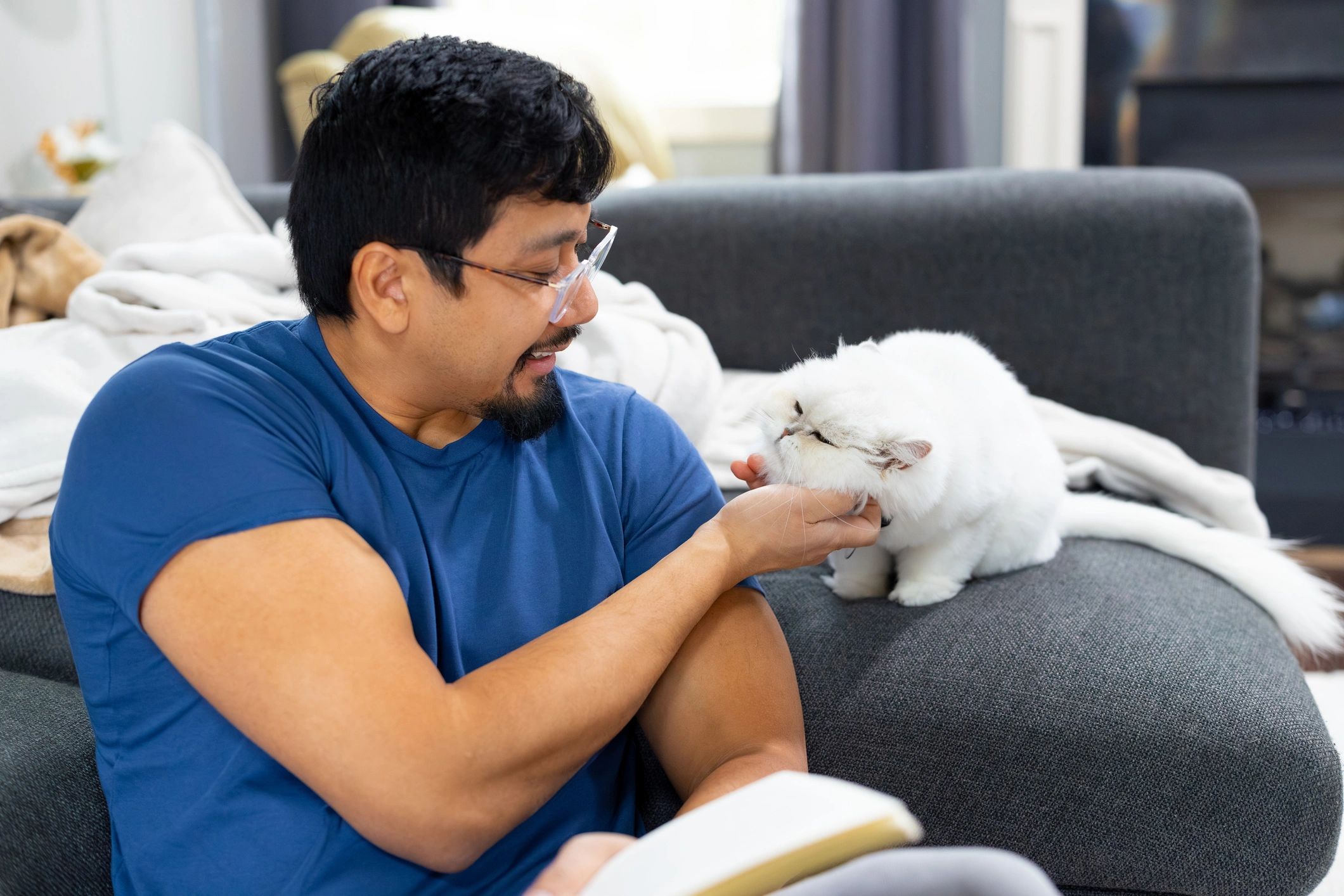 Hombre en casa con su gato en un salón acogedor
